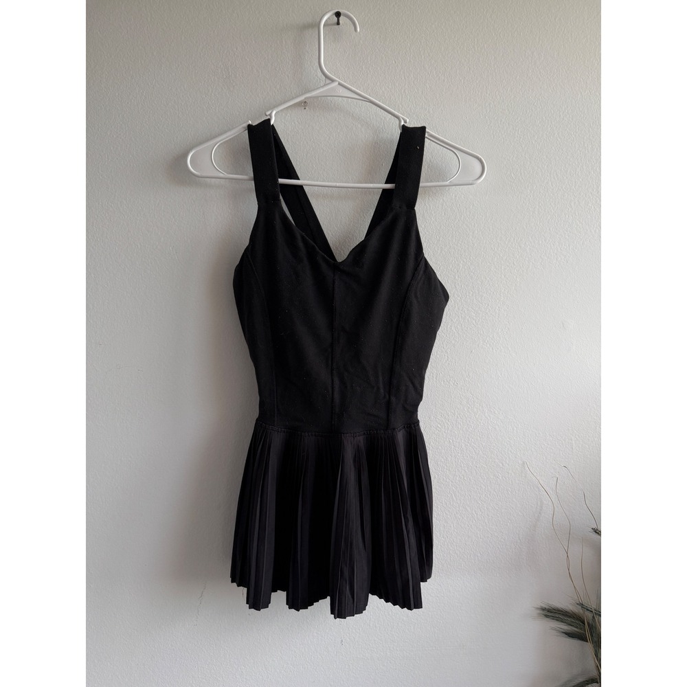 Lululemon City Tank features a pleated peplum waist and a fitted sleeveless sz 6